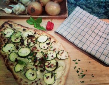 Zucchini-Flammkuchen Zucchini-Flammkuchen