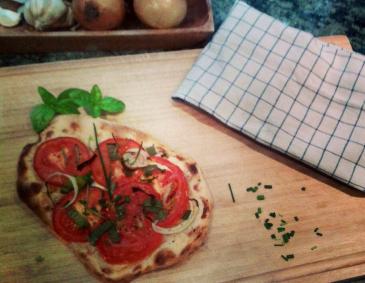 Flammkuchen mit Tomaten Flammkuchen mit Tomaten