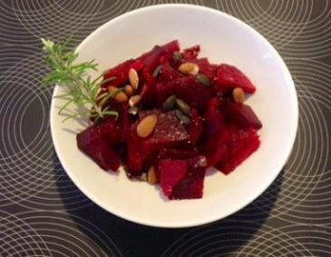 Rote-Rüben-Salat mit Nüssen Rote-Rüben-Salat mit Nüssen