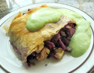 Rotkrautstrudel mit Schnittlauchsauce Rotkrautstrudel mit Schnittlauchsauce