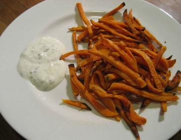 Süßkartoffelpommes mit Kräuter-Knoblauchsauce Süßkartoffelpommes mit Kräuter-Knoblauchsauce