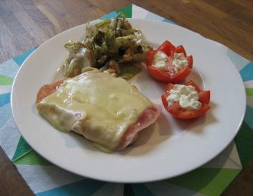 Überbackenes Hühnerfleisch mit gefüllten Tomaten Überbackenes Hühnerfleisch mit gefüllten Tomaten