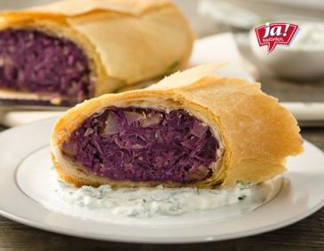 Rotkraut-Strudel mit Kräuterrahm Rotkraut-Strudel mit Kräuterrahm