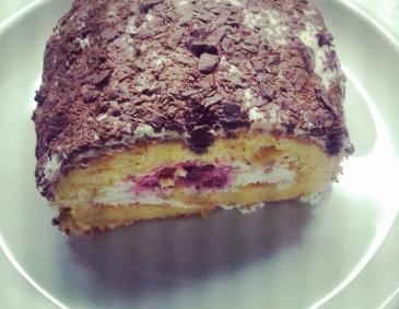 Himbeerroulade mit Schokoflocken Himbeerroulade mit Schokoflocken