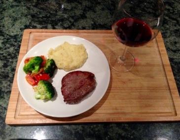 Rinderfilet-Steak mit Kartoffelpüree und Gemüse Rinderfilet-Steak mit Kartoffelpüree und Gemüse