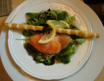 Gefüllter Lachs auf Vogerlsalat Gefüllter Lachs auf Vogerlsalat