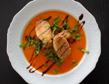 Paprikacremesuppe mit Quinoa-Schafkäse-Nockerl Paprikacremesuppe mit Quinoa-Schafkäse-Nockerl