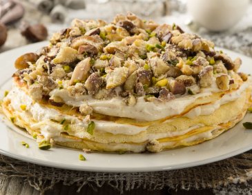 Palatschinken-Torte mit Vanille-Sternanis-Creme und Maroni Palatschinken-Torte mit Vanille-Sternanis-Creme und Maroni
