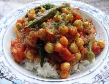 Okraschoten mit Kichererbsen in Tomatensauce Okraschoten mit Kichererbsen in Tomatensauce