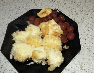 Topfenknödel in Kokos-Bananenbrösel mit Kirschkompott Topfenknödel in Kokos-Bananenbrösel mit Kirschkompott