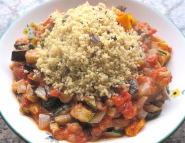 Gegrillte Gemüsesauce mit Basilikum-Couscous Gegrillte Gemüsesauce mit Basilikum-Couscous