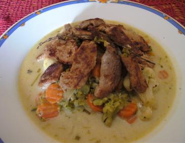 Filetspitzen mit Gemüse in Käsesauce Filetspitzen mit Gemüse in Käsesauce