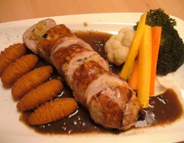 Gefüllte Gänsebrustroulade auf Pfeffersauce Gefüllte Gänsebrustroulade auf Pfeffersauce