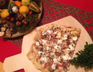 Flammkuchen mit Ziegenkäse und Champignons Flammkuchen mit Ziegenkäse und Champignons