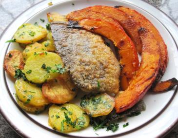Saibling mit Bratkartoffeln und gebackenem Kürbis Saibling mit Bratkartoffeln und gebackenem Kürbis