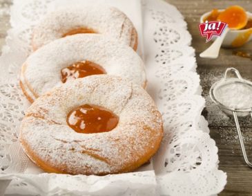 Bauernkrapfen mit Marillenmarmelade
