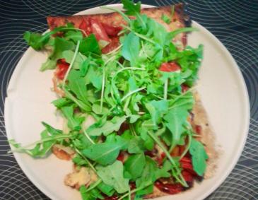 Vollkorn-Flammkuchen mit Rucola und Chili Vollkorn-Flammkuchen mit Rucola und Chili