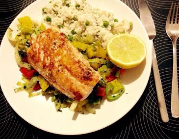Lachssteak auf Fenchel-Paprika-Lauchgemüse Lachssteak auf Fenchel-Paprika-Lauchgemüse