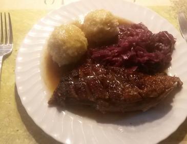 Gänsebrust mit Rotkraut, Knödeln und Kastanien Gänsebrust mit Rotkraut, Knödeln und Kastanien