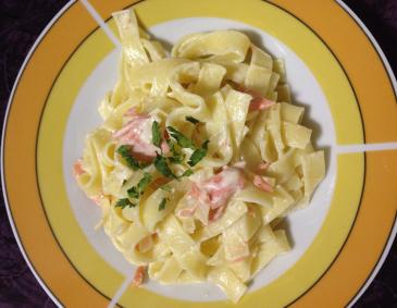 Tagliatelle mit Lachs-Rahm-Sauce Tagliatelle mit Lachs-Rahm-Sauce