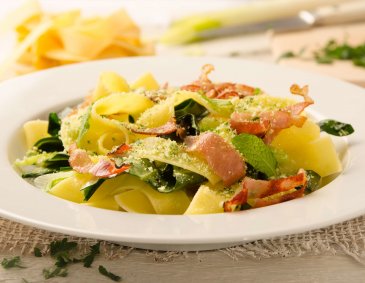 Nudeln mit Mangold und Schinkenspeck Nudeln mit Mangold und Schinkenspeck