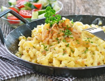 Käsespätzle mit Röstzwiebeln Käsespätzle mit Röstzwiebeln