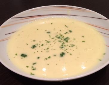 Selleriecremesuppe mit Käsetoastecken Selleriecremesuppe mit Käsetoastecken