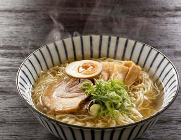 Tonkatsu Ramen - Japanische Nudelsuppe Tonkatsu Ramen - Japanische Nudelsuppe