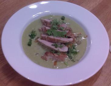 Petersilcremesuppe mit Hühnerbrust Petersilcremesuppe mit Hühnerbrust