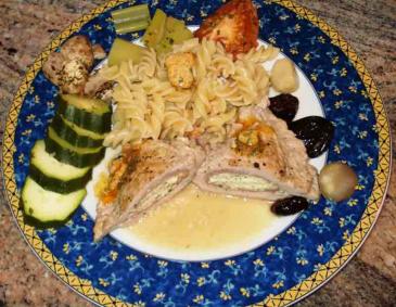 Steirisches Hochzeitsschnitzel mit Nudeln, Brokkoligemüse und Zwiebelsauce Steirisches Hochzeitsschnitzel mit Nudeln, Brokkoligemüse und Zwiebelsauce