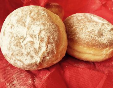 Krapfen mit Erdbeerfüllung Krapfen mit Erdbeerfüllung