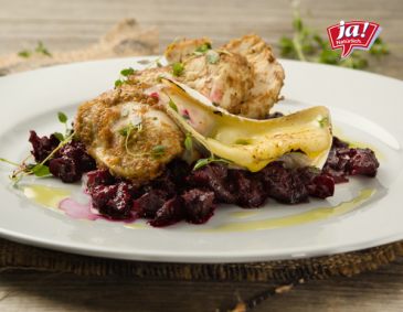 Hühnerfilet auf Thymian-Roten-Rüben mit geschmolzenem Brie Hühnerfilet auf Thymian-Roten-Rüben mit geschmolzenem Brie