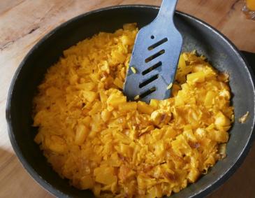Curryhuhnpfanne mit Reis und Ananas Curryhuhnpfanne mit Reis und Ananas