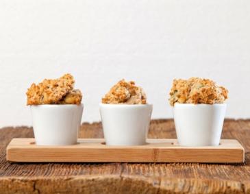 Joghurt-Frühlingszwiebel-Zwerge mit Pinienkernen Joghurt-Frühlingszwiebel-Zwerge mit Pinienkernen