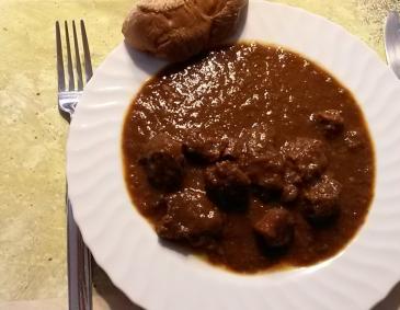Rindsgulasch nach Omas Rezept Rindsgulasch nach Omas Rezept
