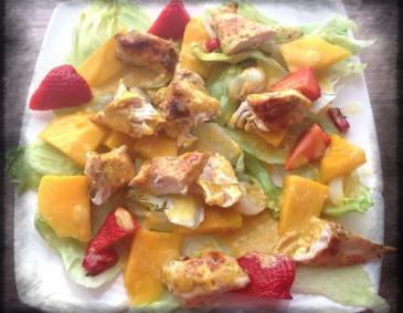 Salat mit Hühnerbrust, Erdbeeren und Mango Salat mit Hühnerbrust, Erdbeeren und Mango