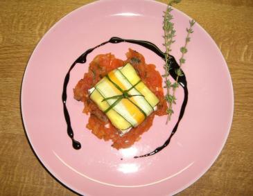 Ziegenfrischkäsepackerl mit Tomatenragout Ziegenfrischkäsepackerl mit Tomatenragout