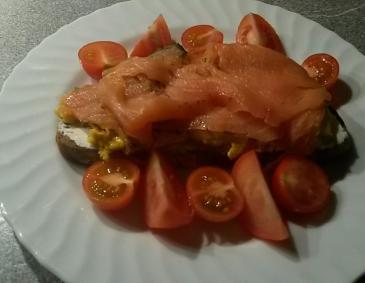 Eierspeis mit Lachs auf Brot Eierspeis mit Lachs auf Brot