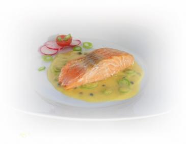 Gebratenes Lachsfilet mit Zitronensauce Gebratenes Lachsfilet mit Zitronensauce