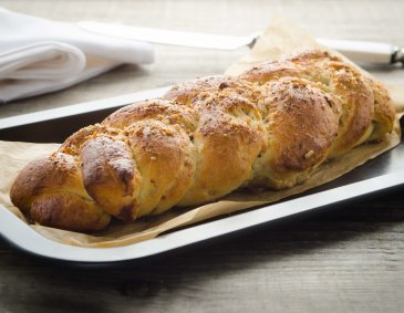 Osterzopf mit Haselnüssen und Sultaninen Osterzopf mit Haselnüssen und Sultaninen