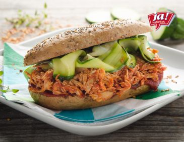 Gezupftes Wiesen-Hendl mit Zucchini im Wachauer Gezupftes Wiesen-Hendl mit Zucchini im Wachauer