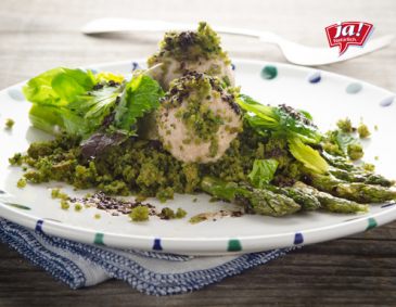 Nuss-Topfen-Knödel mit grünem Spargel und Frühlingskräutern Nuss-Topfen-Knödel mit grünem Spargel und Frühlingskräutern