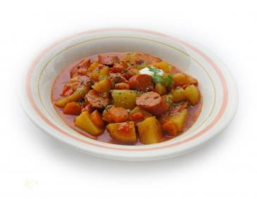 Herzhaftes Kartoffelgulasch mit Würstchen Herzhaftes Kartoffelgulasch mit Würstchen