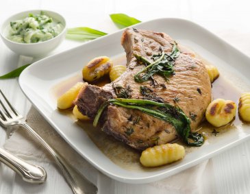 Schweinskoteletts mit Gnocchi und Bärlauch-Gurken-Salat Schweinskoteletts mit Gnocchi und Bärlauch-Gurken-Salat