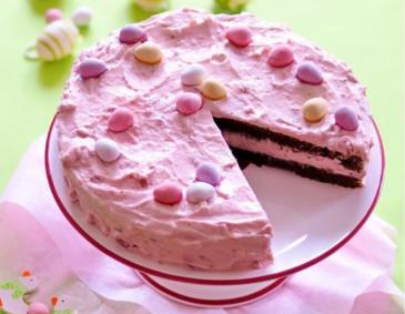 Ostertorte mit Erdbeer-Rhabarber-Grütze-Creme Ostertorte mit Erdbeer-Rhabarber-Grütze-Creme