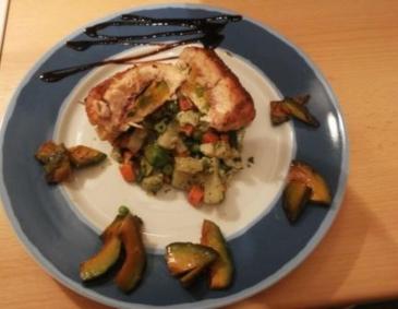 Hühnerbrustgefüllt mit Schinken und Avocado auf Senfgemüse Hühnerbrustgefüllt mit Schinken und Avocado auf Senfgemüse