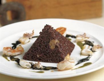 Venere-Reis-Pyramide mit Garnelen und Calamari Venere-Reis-Pyramide mit Garnelen und Calamari