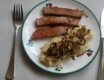 Leberkäsesticks mit Kartoffelpüree und Röstzwiebel Leberkäsesticks mit Kartoffelpüree und Röstzwiebel