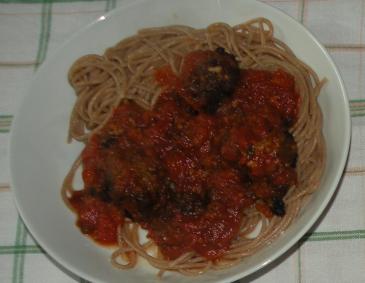 Spaghetti mit Tomatensauce und Bärlauch-Fleischbällchen Spaghetti mit Tomatensauce und Bärlauch-Fleischbällchen