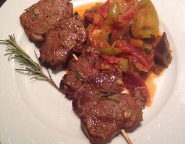 Gegrillte Lammsteaks mit schwarzer Olivensoße und Curryzwiebeln Gegrillte Lammsteaks mit schwarzer Olivensoße und Curryzwiebeln